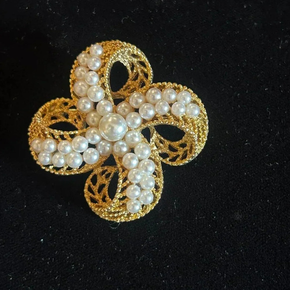 Lisner Vintage Filagree Gold and Faux Pearl Swirl MCM Brooch Pin Signed - Picture 1 of 5